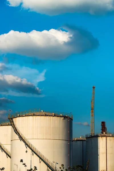 Petrokemisk anläggning med blå himmel — Stockfoto