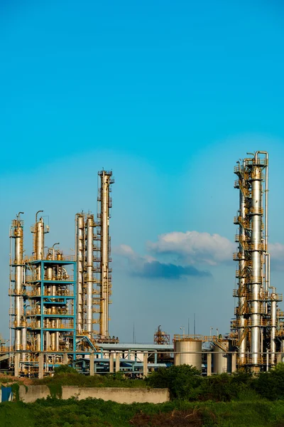 Planta petroquímica com céu azul — Fotografia de Stock