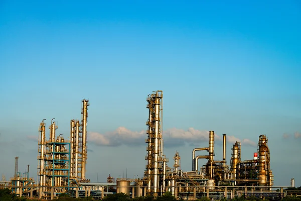 Petrokemisk anläggning med blå himmel — Stockfoto