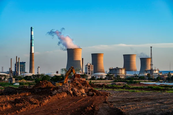 The smokestacks of coal-fired power plants in the blue sky background — Stock Photo, Image