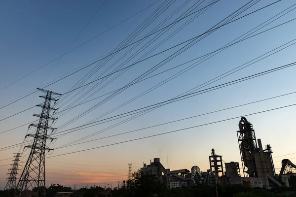 Silueta siluety elektrického převodu proti modré obloze — Stock fotografie