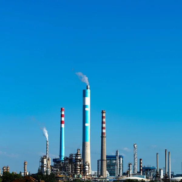 Planta petroquímica con cielo azul — Foto de Stock