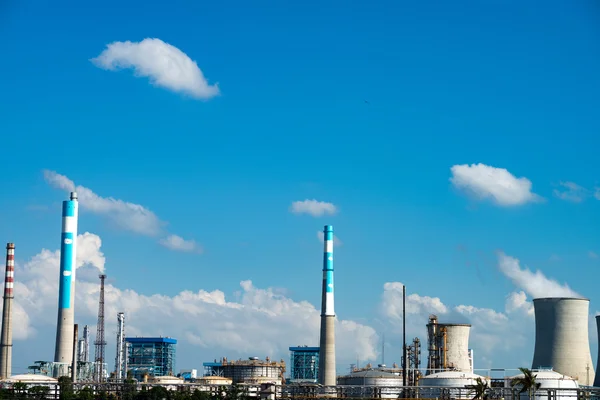 Petrochemical plant with blue sky — Stock Photo, Image