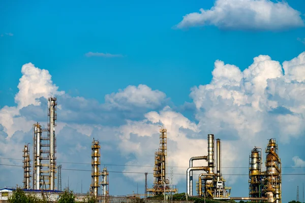 Petrochemische fabriek met blauwe lucht — Stockfoto