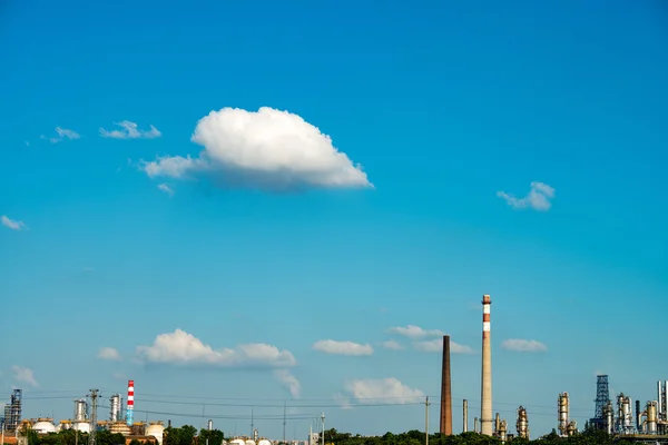 Petrochemische Anlage mit blauem Himmel — Stockfoto