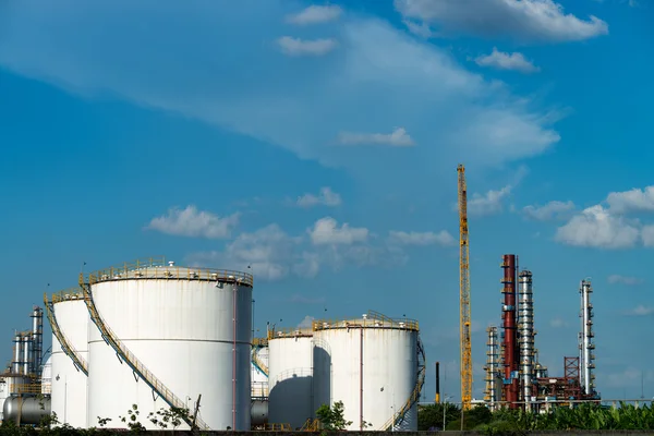 Planta petroquímica com céu azul — Fotografia de Stock