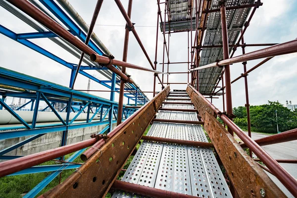 Silhueta de andaimes no canteiro de obras — Fotografia de Stock