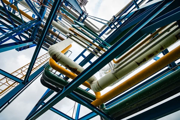 Detail der Stahl-Leichtbau-Pipeline in der Ölraffinerie — Stockfoto