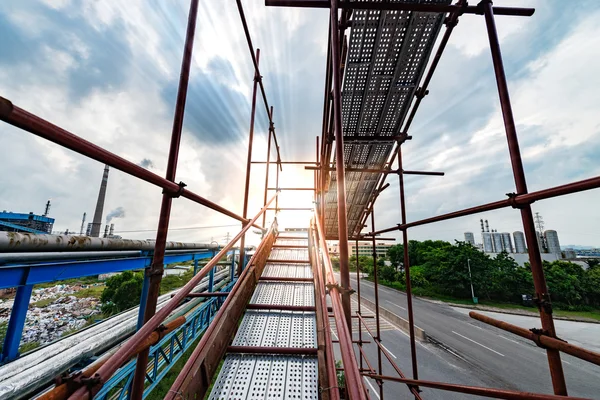 Silhouette des échafaudages sur le chantier — Photo