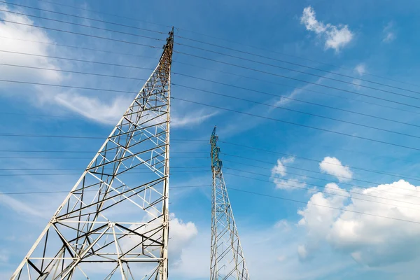 Elektrisk transmission pylon silhuet mod blå himmel i skumringen - Stock-foto