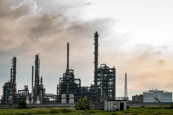 Planta industrial com céu azul — Fotografia de Stock