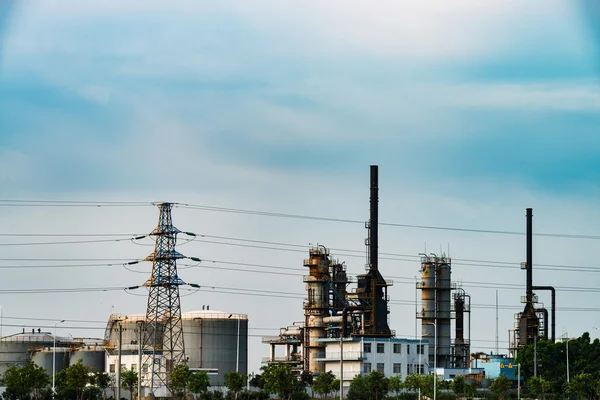 Industrianläggning wit blue sky — Stockfoto