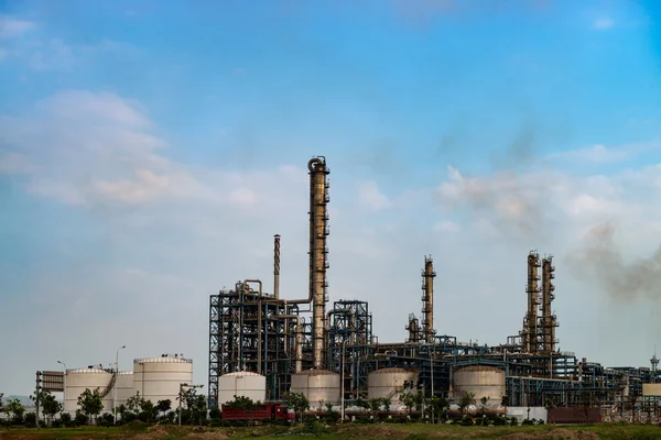 Planta industrial com céu azul — Fotografia de Stock