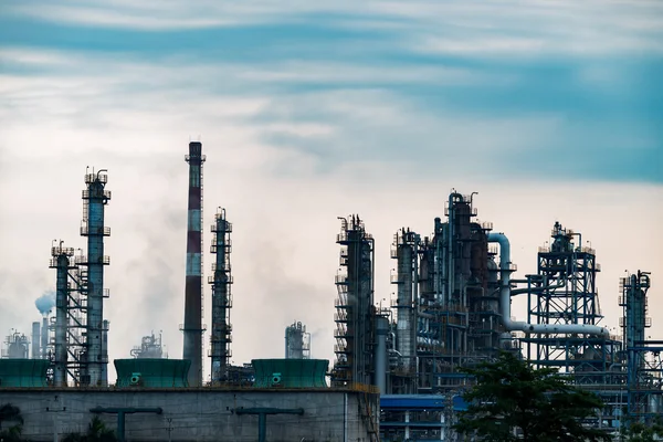 Industrieanlage mit blauem Himmel — Stockfoto