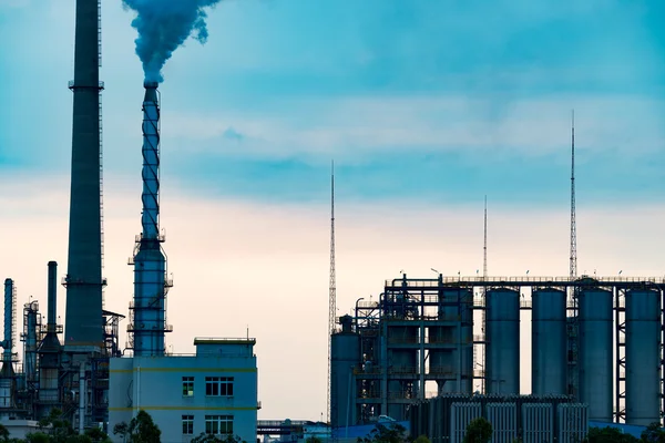 Industrial plant wit blue sky — Stock Photo, Image