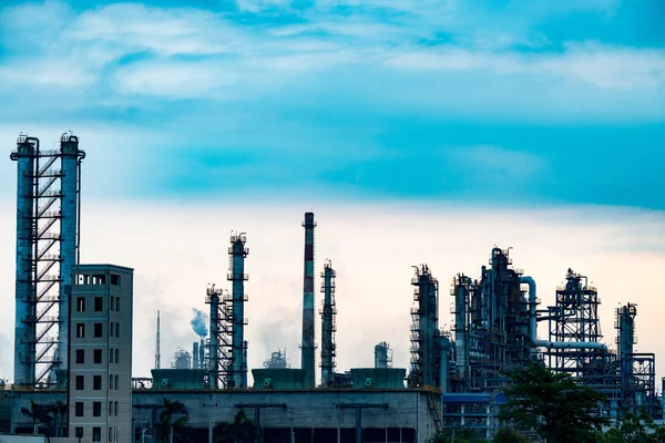 Planta industrial com céu azul — Fotografia de Stock