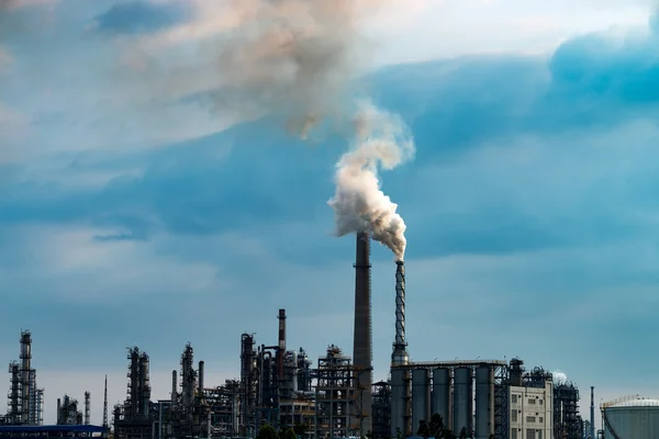 Planta industrial con cielo azul — Foto de Stock