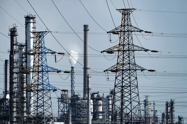 Installation industrielle avec ciel bleu — Photo