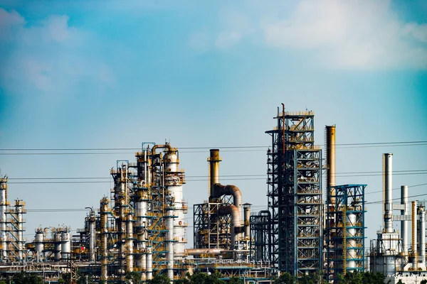 Промышленный завод с голубым небом — стоковое фото