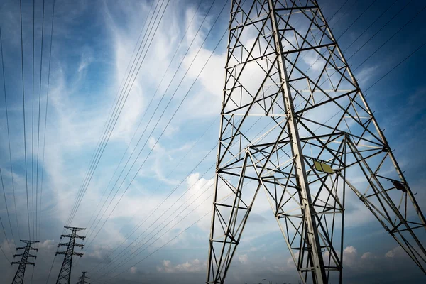 Silueta siluety elektrického přenosu proti modré obloze za soumraku — Stock fotografie