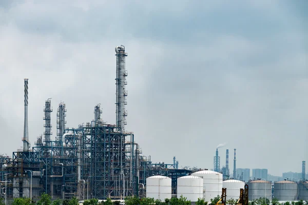 Installation industrielle avec ciel bleu — Photo