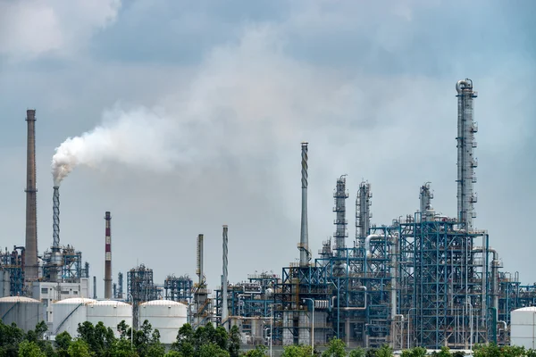 Installation industrielle avec ciel bleu — Photo