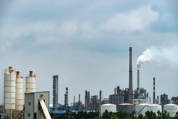 Planta industrial com céu azul — Fotografia de Stock