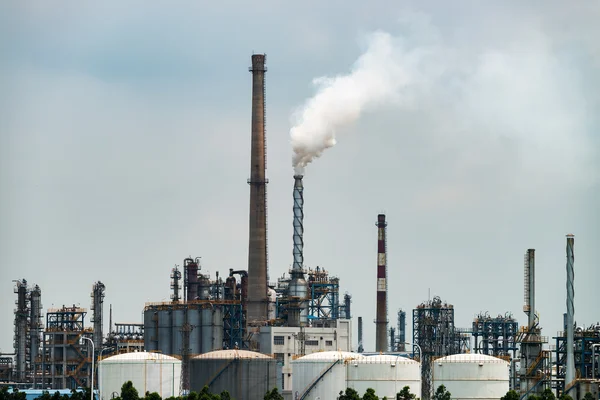 Installation industrielle avec ciel bleu — Photo