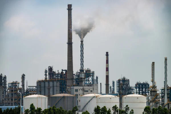 Planta industrial con cielo azul — Foto de Stock