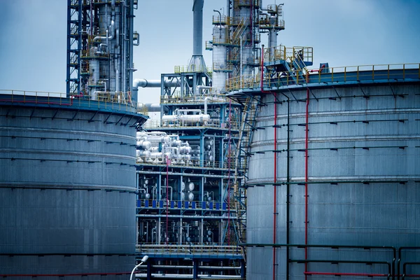 Installation industrielle avec ciel bleu — Photo