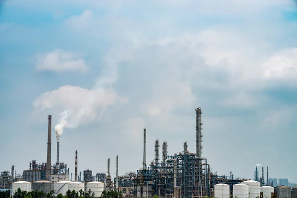 Planta industrial com céu azul — Fotografia de Stock