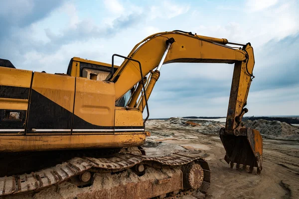 Grävmaskin parkerad på platsen — Stockfoto