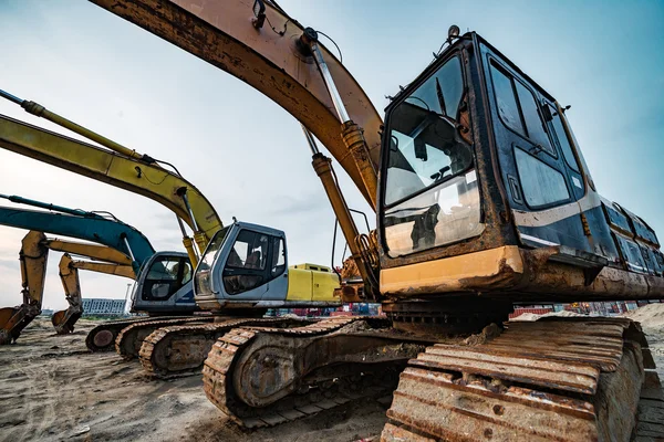 Grävmaskin parkerad på platsen — Stockfoto