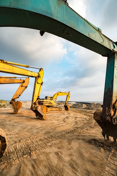 Grävmaskin parkerad på platsen — Stockfoto