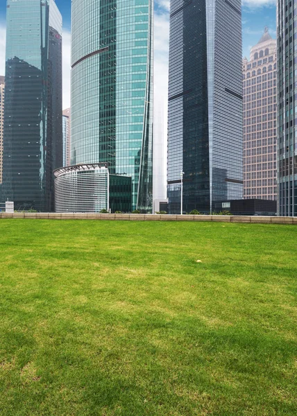 Trawnik w mieście — Zdjęcie stockowe