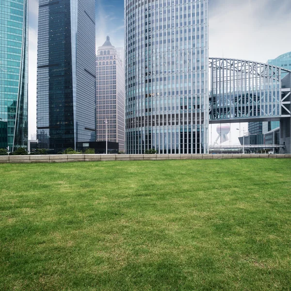 Het gazon in de stad — Stockfoto