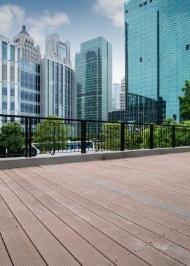 ofis binaları ve ahşap platformlar