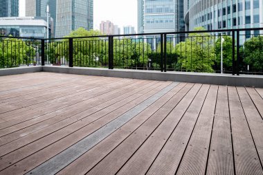 ofis binaları ve ahşap platformlar