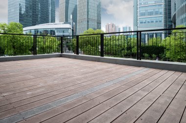 ofis binaları ve ahşap platformlar