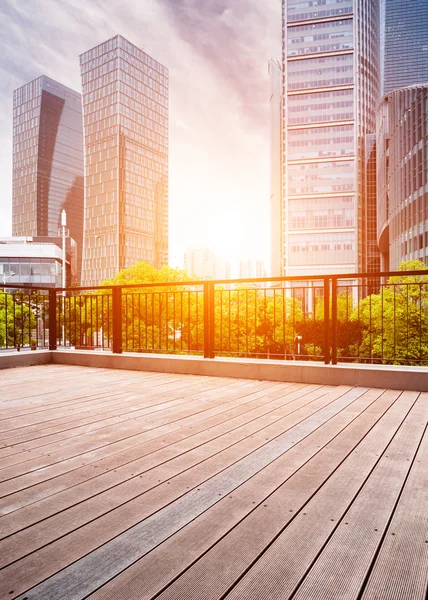 Bürogebäude und Holzplattformen — Stockfoto