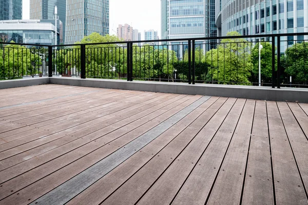 Bâtiments de bureaux et plateformes en bois — Photo