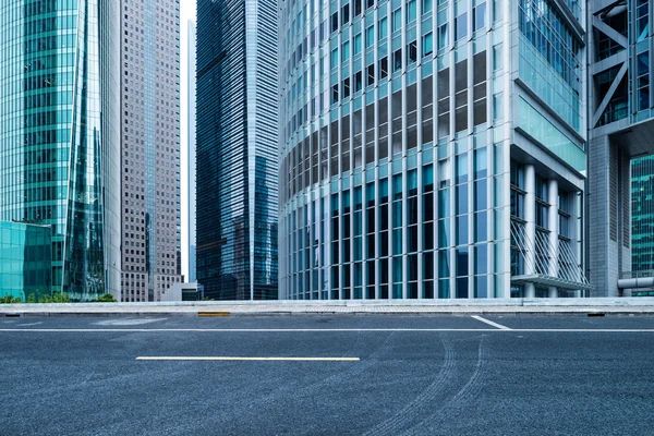 Bürogebäude und Straße — Stockfoto