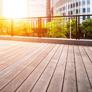 ofis binaları ve ahşap platformlar