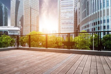 ofis binaları ve ahşap platformlar