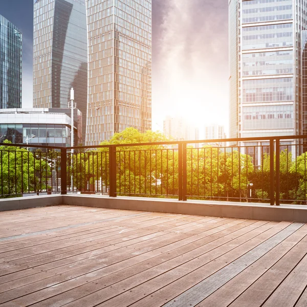 Bürogebäude und Holzplattformen — Stockfoto