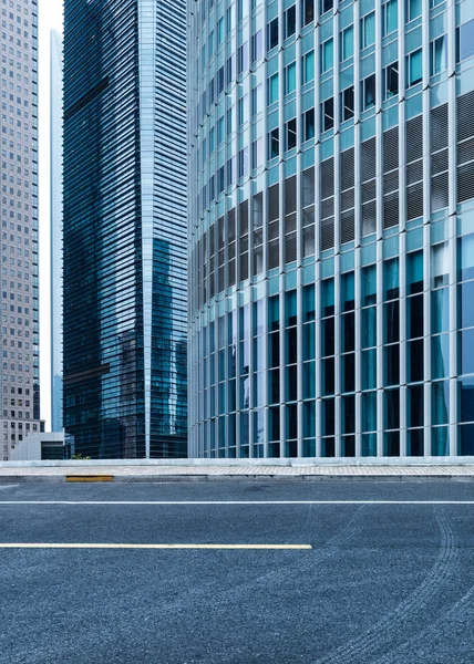 Офісні будівлі та дорога — стокове фото