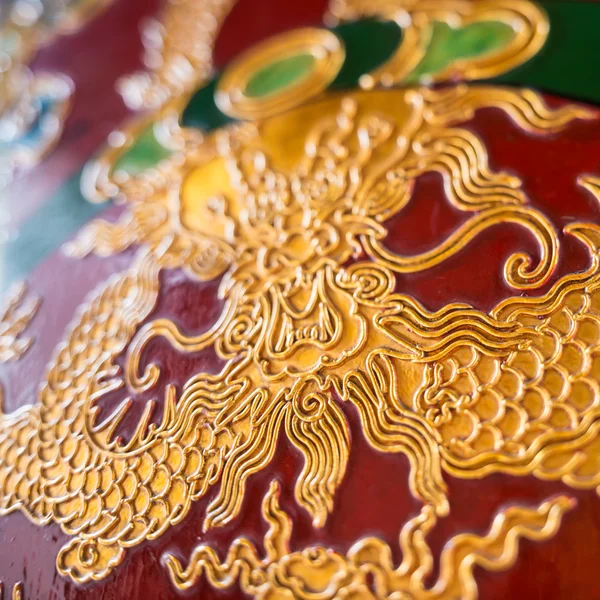 Gyllene draken skala bakgrund textur yta dekoration. — Stockfoto