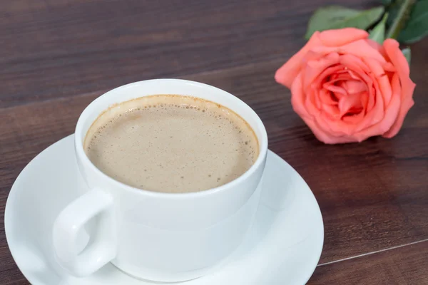 Кофе и розы — стоковое фото