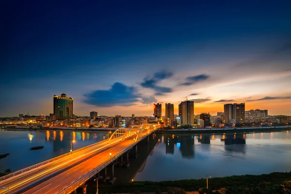 Ponte e cidade — Fotografia de Stock