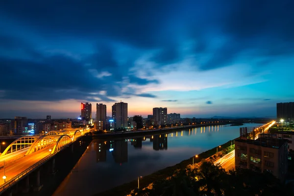 Brücke und Stadt — Stockfoto